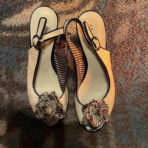 Peep Toe pump with flower